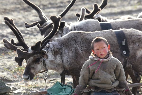 Люди и олени